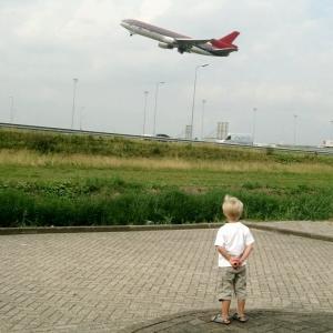 Compañía aérea separará a los niños que viajen solos de los adultos